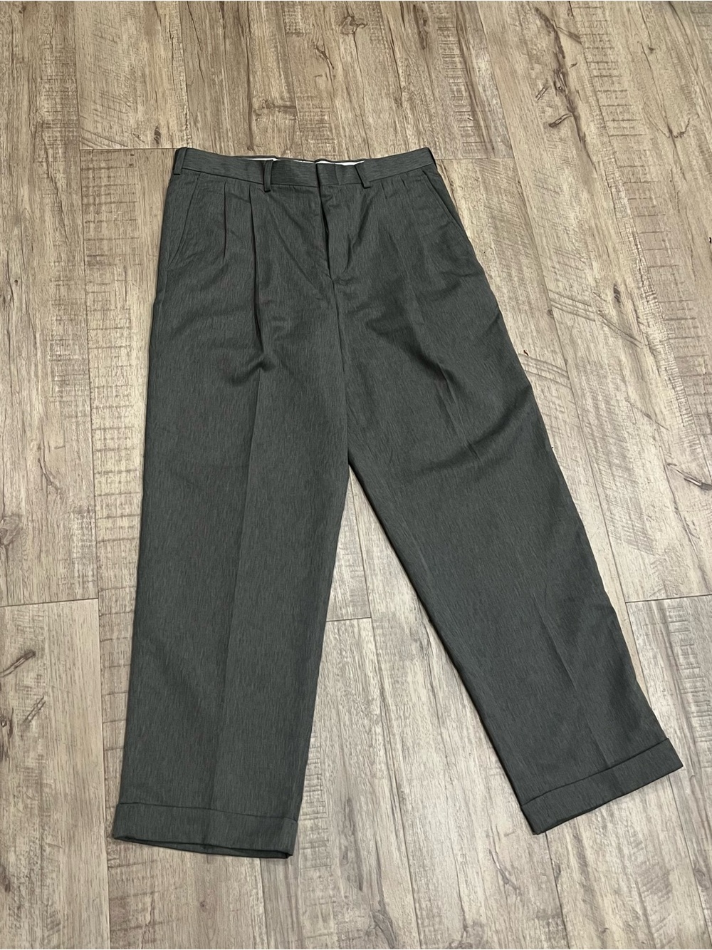 Farah Men’s Gray Pleated Dress Pants – 33W x 30L